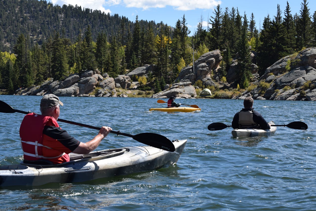 Le kayak : une aventure sur l’eau pour tous les amateurs de nature et de sensations